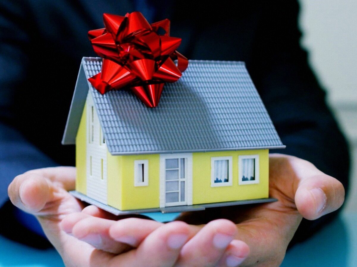 Продать недвижимость дарение. Дом в подарок. Квартира в подарок. Недвижимость в подарок. Дарение недвижимости.